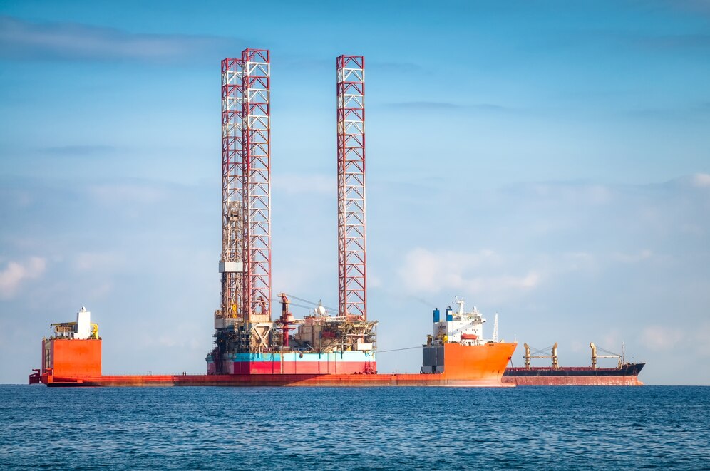 semi-submersible-oil-rig-vessel_1401-372