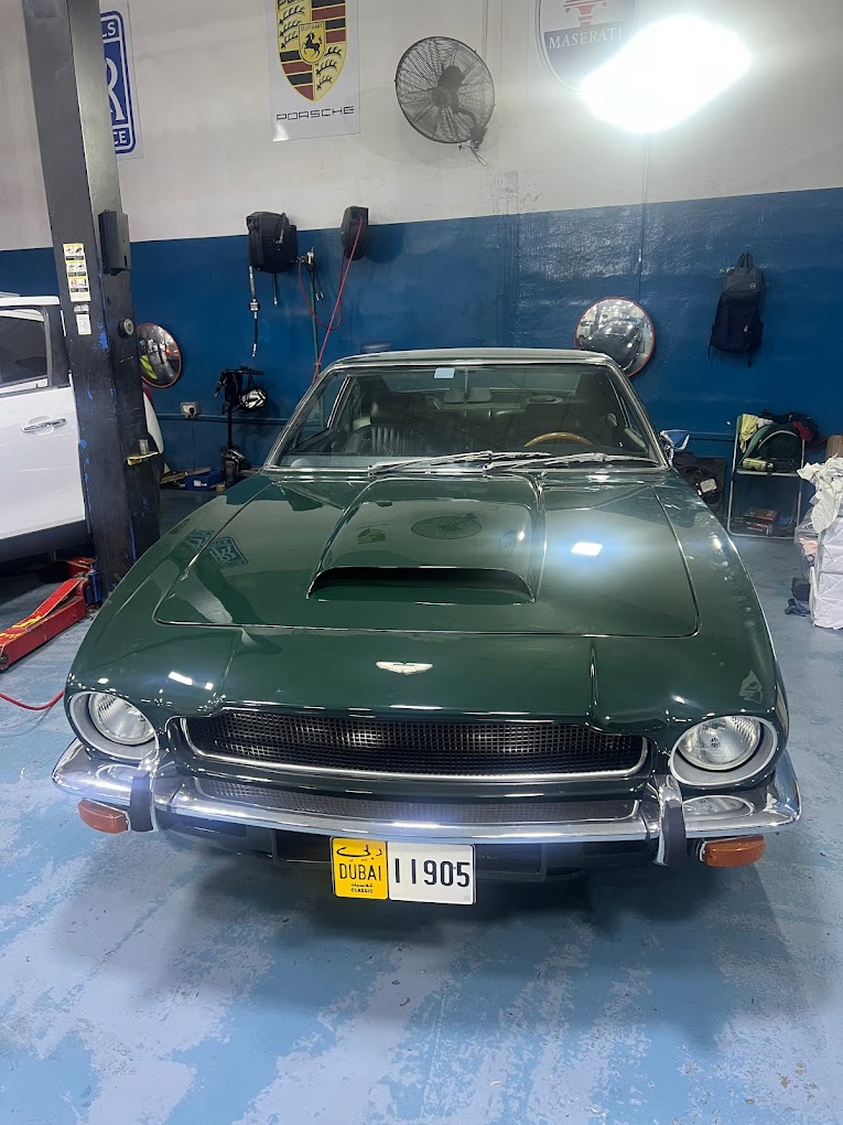 aston-martin-v8-green