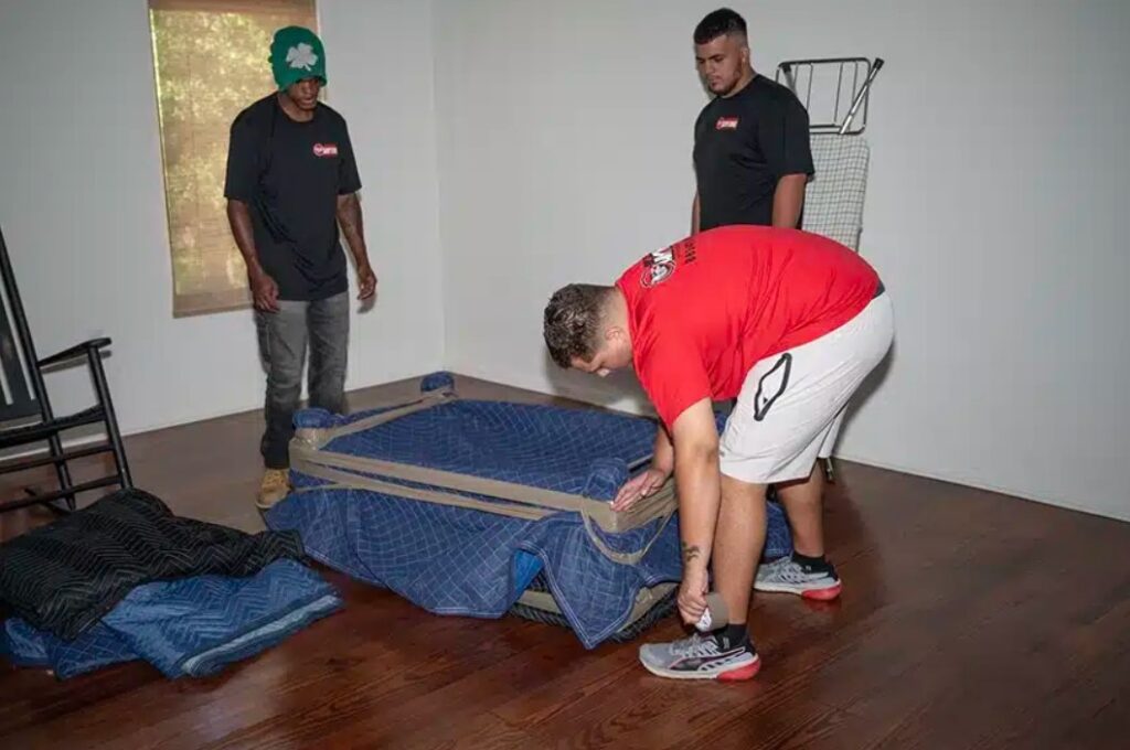 anywhereanytimemovingstorage_white-glove-moving-florida​