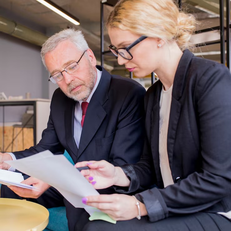 imageye___-_imgi_17_confident-employees-discussing-papers-meeting_23-2147923308