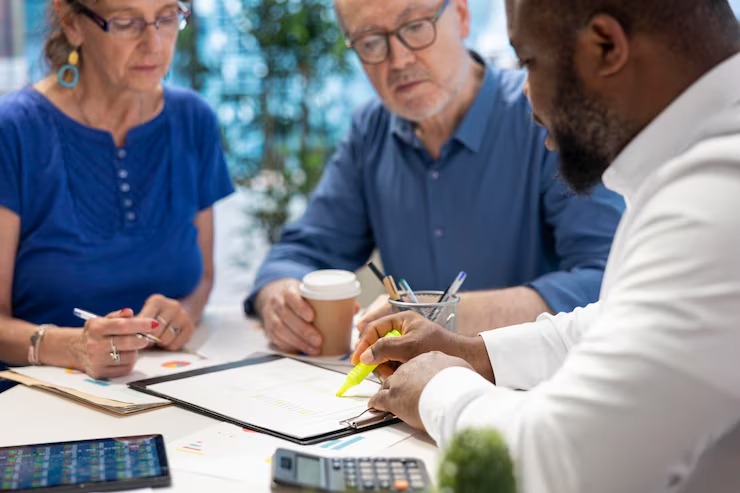 imgi_19_insurance-broker-highlighting-important-contract-terms_482257-115640